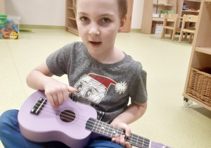 19 Chłopiec gra na ukulele